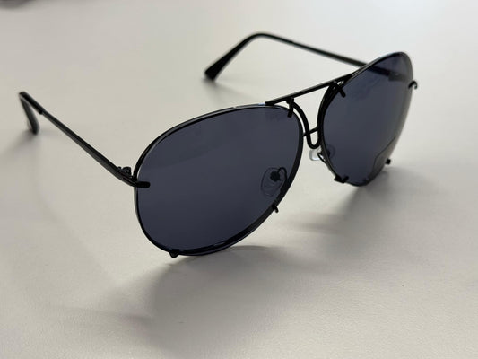 Una oversized sunglasses